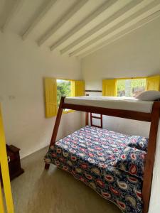 a bedroom with a bunk bed in a room with windows at Bello Horizonte by JericóHouse 2 in Jericó