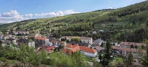 uitzicht op een stad in een berg bij Apartament cu 3 camere in Bălan