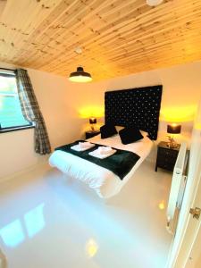 A bed or beds in a room at Hunters Hideaway-Hot Tub-Wiltshire-Groups