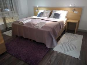 Postel nebo postele na pokoji v ubytování Eisenerzer Apartmenthaus