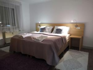 Postel nebo postele na pokoji v ubytování Eisenerzer Apartmenthaus