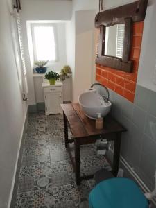 W łazience znajduje się umywalka i lustro. w obiekcie Matejev konak w mieście Šušara