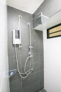 y baño con ducha y cabezal de ducha. en Roxana Resort, en Hang Dong