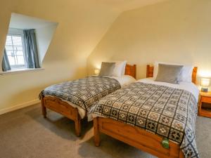 sypialnia z 2 łóżkami w pokoju w obiekcie Wyndhead Cottage w mieście Lauder