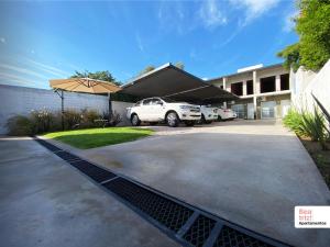 a parking lot with two cars parked in front of a building at Beatriz Apartamentos - Dos Ambientes in General Pico +6 photos