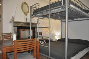1 dormitorio con litera y comedor en La casina, en Pietrasanta