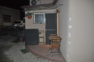 un patio con 2 sillas y una mesa y un edificio en La casina, en Pietrasanta