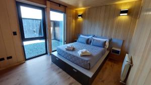 サン・マルティン・デ・ロス・アンデスにあるHermoso departamento 2 ambientes con amplio jardin en el centro de SMA. 6V5の青い枕が付いた大きなベッドのある寝室