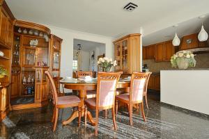 a kitchen with a wooden table and chairs at Dúplex da Pedra e da Auga in Meis