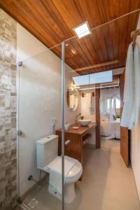 uma casa de banho com um WC e um lavatório em Taipu Bay Pousada - Taipu de Fora em Barra Grande