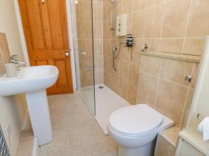 une salle de bain avec toilettes, douche et lavabo dans l'établissement East Farmhouse Cottage, à Humshaugh 26 autres photos