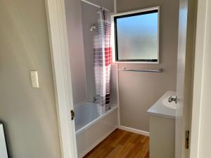 Ένα μπάνιο στο Whangamata Beach Break - Whangamata Holiday Home +15 φωτογραφίες