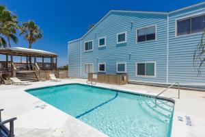 Affordable family condo -walking distance to beach by Mustang Island, Sleeps Four, 2025 Traveler Award内部或周边的泳池