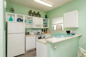 Affordable family condo -walking distance to beach by Mustang Island, Sleeps Four, 2025 Traveler Award的厨房或小厨房