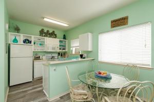 Affordable family condo -walking distance to beach by Mustang Island, Sleeps Four, 2025 Traveler Award的厨房或小厨房