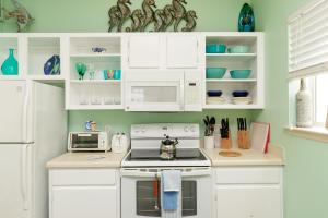 Affordable family condo -walking distance to beach by Mustang Island, Sleeps Four, 2025 Traveler Award的厨房或小厨房