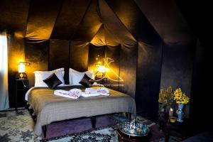 エルフードにあるSahara Desert Camping Merzouga & Erg Chebbi Dunesのベッドルーム1室(ベッド1台、タオル2枚付)