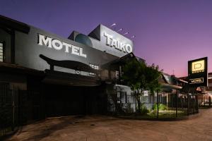 um edifício com um sinal na lateral em Taikô Motel by Drops em Porto Alegre