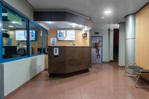 a lobby with a bar in the middle of a building at Apart Hotel Elite Las Condes in Santiago