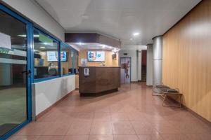 Apart Hotel Elite Las Condes في سانتياغو: مدخل مستشفى مع غرفة انتظار