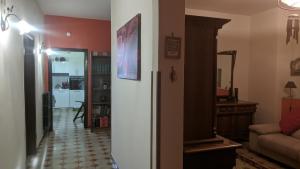 uma vista para uma sala de estar com um sofá e um corredor em Villa Giulia al Vesuvio em Trecase