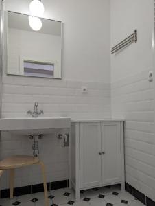 ein Badezimmer mit einem Waschbecken, einem Spiegel und einem Stuhl in der Unterkunft Apartmán VEJPRTY- Apartment WEIPERT in Vejprty
