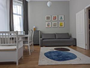 un soggiorno con un divano e un tavolo di Apartmán VEJPRTY- Apartment WEIPERT a Vejprty