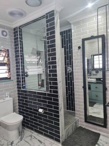 La salle de bains est pourvue d'un lavabo, de toilettes et d'un miroir. dans l'établissement Tropical 4 Bedroom 3 bathroom 8 to 10 sleeper Holiday Getaway, à Port Edward