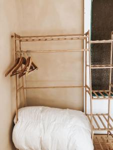 a metal bunk bed in a room with a shelf at Casa Sol in Clil