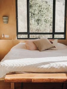 Clil的住宿－Casa Sol，窗户客房内的一张床位