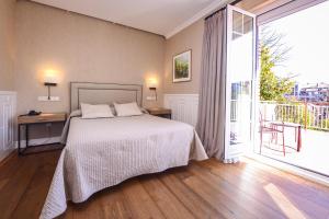 Postel nebo postele na pokoji v ubytování Hotel Alcazar Irun