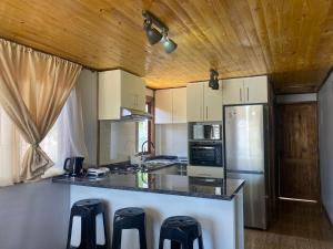 O bucătărie sau chicinetă la Cabañas Santa Cruz, Ubicada a 10 min de la plaza, Piscina , Viñas, Ruta del Vino y mas
