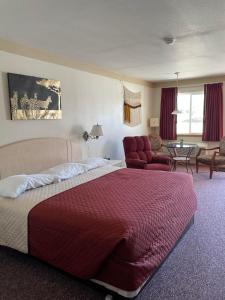 Greybull的住宿－Wheels Motel，酒店客房设有床和客厅。