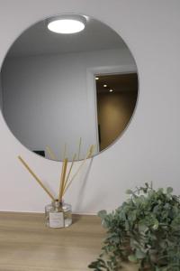 un miroir assis sur une table à côté d'une plante dans l'établissement Amazing Luxury One Bedroom Apartment in the heart of Preston, à Preston