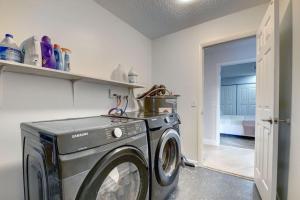 a laundry room with a washing machine in a room at La Casita Tropical in Lake Worth Corridor