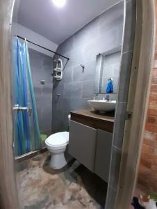 ein Badezimmer mit einem weißen WC und einem Waschbecken in der Unterkunft MY CASA BLANCA JF in Galapa