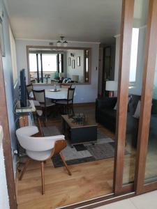 a living room with a table and a dining room at Rent apartment Viña del Mar in Viña del Mar