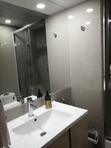 a bathroom with a sink and a shower and a mirror at Rent apartment Viña del Mar in Viña del Mar