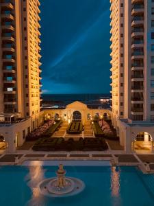 una vista de un hotel por la noche con dos edificios altos en IMPERIALE Luxury Apartment, en Punta del Este