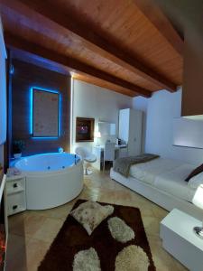 1 dormitorio con bañera grande y cama en Del Cavaliere en Castrovillari
