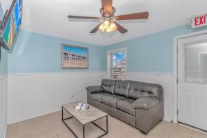 Gallery image of 125 Atlantic Avenue Unit F - Pet Friendly! Walk To The Beach and Pier! 1BR -1BA - Sleeps 2-4 guests! in Myrtle Beach