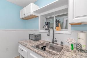 Gallery image of 125 Atlantic Avenue Unit F - Pet Friendly! Walk To The Beach and Pier! 1BR -1BA - Sleeps 2-4 guests! in Myrtle Beach