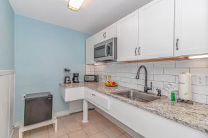 Gallery image of 125 Atlantic Avenue Unit E - Pet Friendly! Walk To The Beach and Pier!1BR -1BA - Sleeps 2-4 guests! in Myrtle Beach