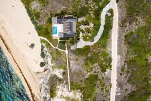 eine Luftansicht eines Hauses am Strand in der Unterkunft Ambergris Cay Private Island All Inclusive - Island Hopper Flight Included in Big Ambergris Cay