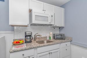 Gallery image of 125 Atlantic Avenue Unit D - Pet Friendly! Walk To the Beach and Pier! 1BR -1BA - Sleeps 2-4 guests! in Myrtle Beach