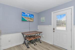 Gallery image of 125 Atlantic Avenue Unit D - Pet Friendly! Walk To the Beach and Pier! 1BR -1BA - Sleeps 2-4 guests! in Myrtle Beach