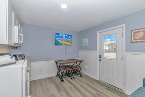 Gallery image of 125 Atlantic Avenue Unit D - Pet Friendly! Walk To the Beach and Pier! 1BR -1BA - Sleeps 2-4 guests! in Myrtle Beach