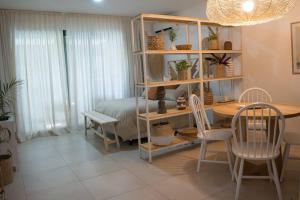 Habitación con mesa, sillas y cama en a- Creado como un Hotel Boutique en Palermo Chico en Buenos Aires