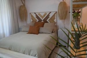 1 dormitorio con 1 cama con sábanas y almohadas blancas en a- Creado como un Hotel Boutique en Palermo Chico en Buenos Aires