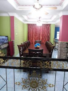 una sala de conferencias con mesa de madera y sillas en Tempasuk Homestay en Kota Belud